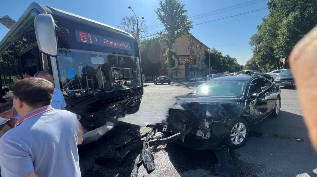 Электробус попал в ДТП в Ташкенте