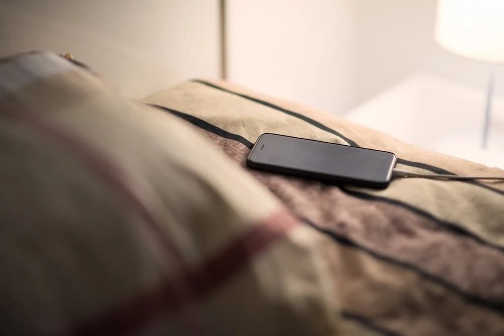 Apple iPhone bilan uxlash xavfsiz emasligidan ogohlantirdi