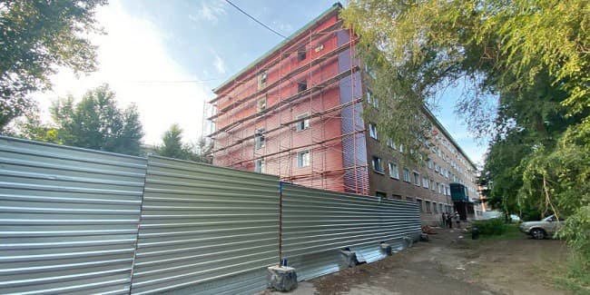 В Омске погиб 17-летний узбекистанец, упав с крыши многоэтажного дома