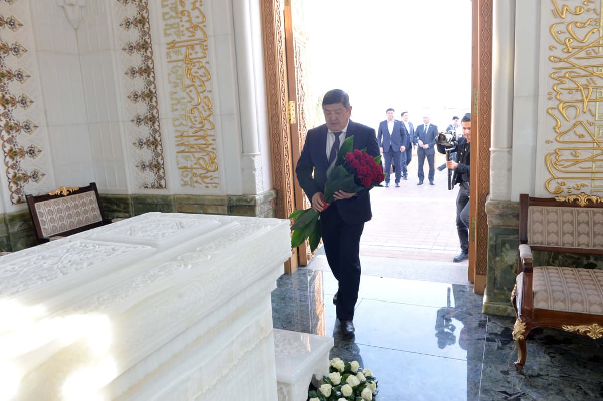 Акылбек Жапаров посетил мавзолей Ислама Каримова
