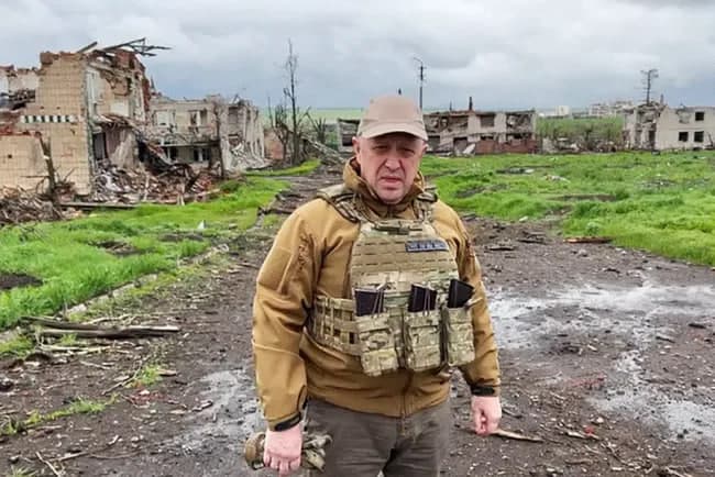 «Shunday davom etsa, kuch tuzilmalari bunga chek qo‘yishadi» – Kremlga yaqin manbalar Prigojin va harbiylar «jangi» haqida