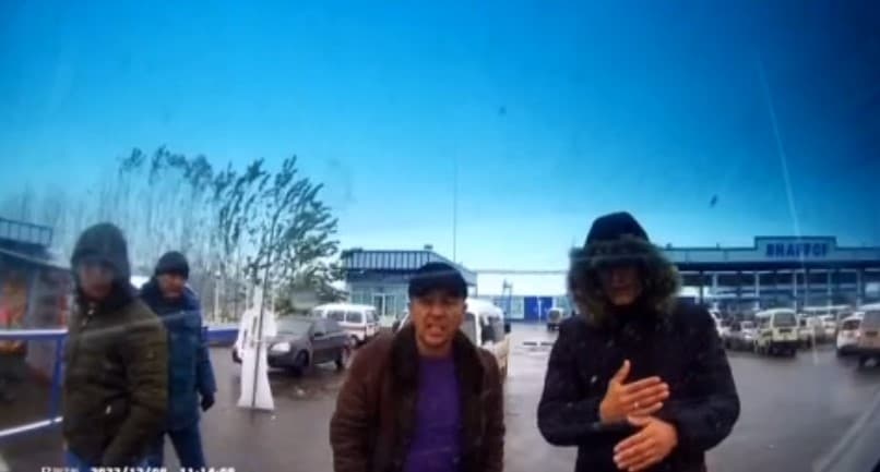 В Андижане задержали двух мужчин, которые за деньги без очереди пропускали машины на заправку 