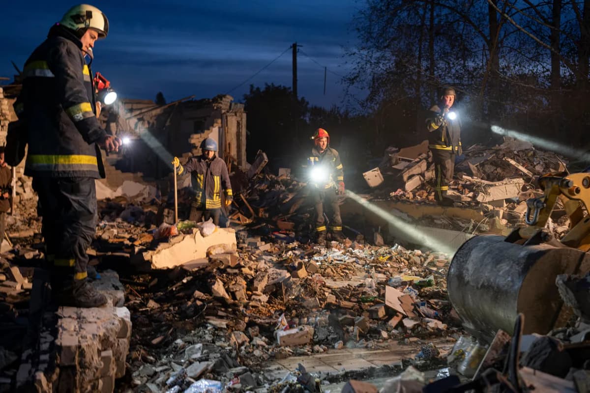 Foto: Xarkiv oblastidagi raketa zarbasi, 50 dan ortiq kishi halok bo‘lgan