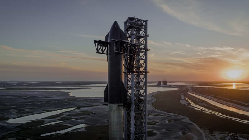 Илон Маск Starship ракетаси тарихий парвозга тайёрлигини эълон қилди