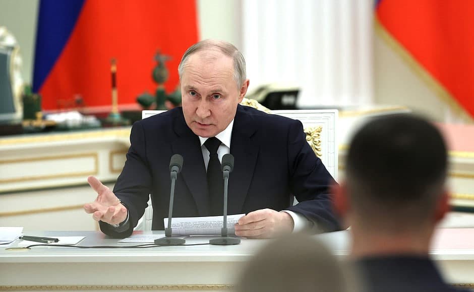 Putin «Vagner» to‘liq davlat tomonidan moliyalashtirilgani va Prigojin katta pul ishlab olganini aytdi