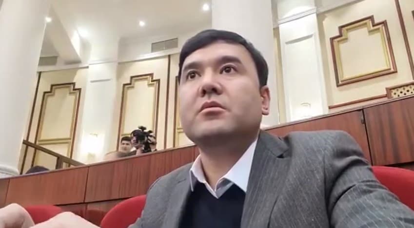 Появилось видео, на котором Кушербаев «протестует» в парламенте