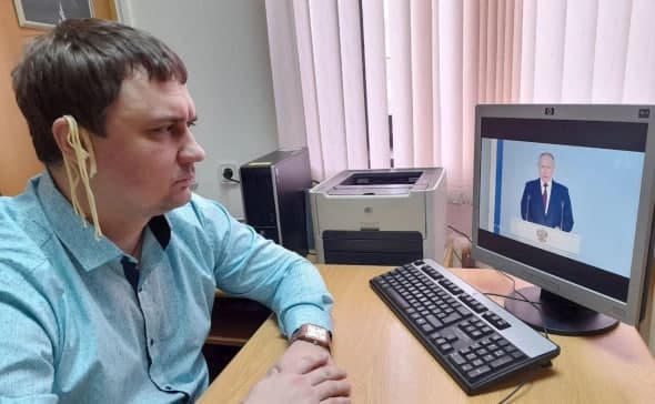 Rossiyada Putinning nutqini qulog‘ida lag‘mon bilan tinglagan deputat sud qilinadi