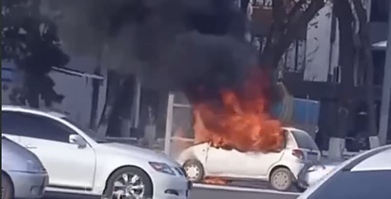 В Алмазарском районе загорелся автомобиль марки Matiz