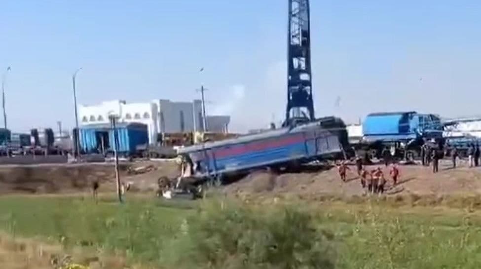 Jizzaxda yuk poyezdi yuk mashinasi bilan to‘qnashdi