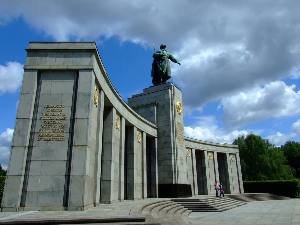 Berlin yaqinida sovet askarlari yodgorligiga zarar yetkazildi