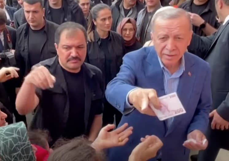 Turkiyadagi saylovlar: Erdo‘g‘an saylovchilarga pul tarqatdi - video