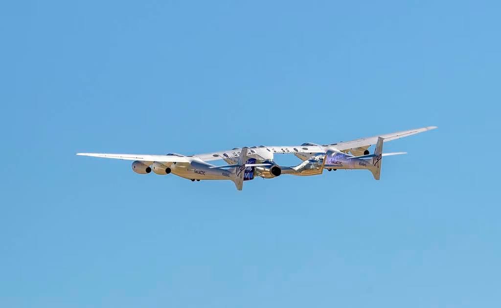 Virgin Galactic дастлабки сайёҳларни космос чеккасига олиб чиқди