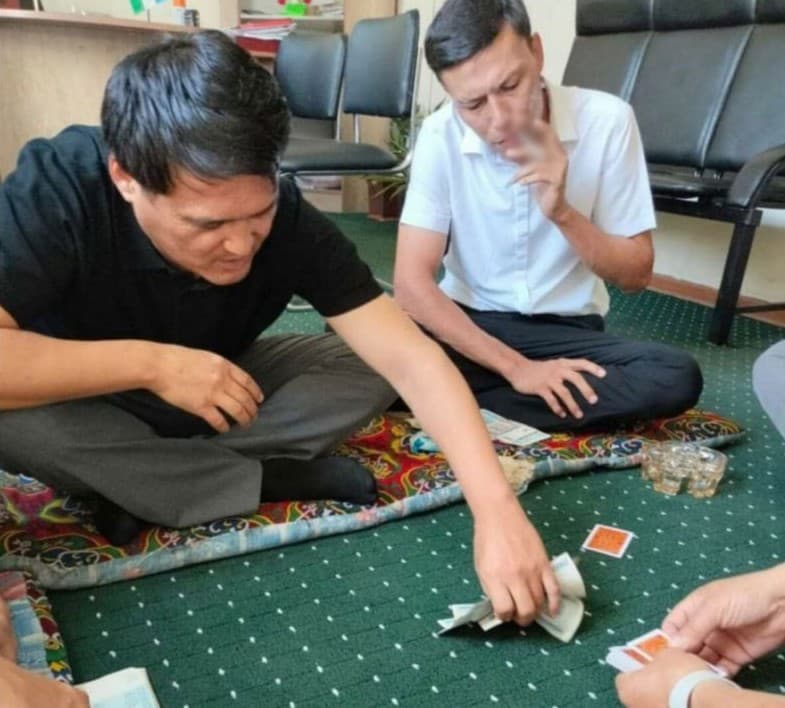 Госслужащие, игравшие в карты в Фергане, уволены 