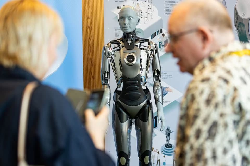 Odamsimon robotlar insoniyatga qarshi isyon ko‘tarish niyati yo‘qligini «aytdi»