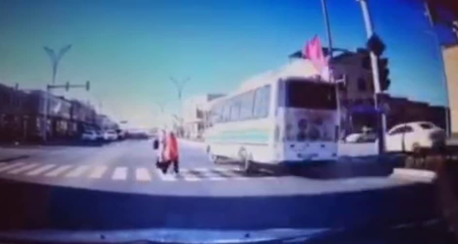 Video: Samarqandda avtobus haydovchisi svetoforning qizil chirog‘ida harakatlanib, piyodalarni bosib ketay dedi