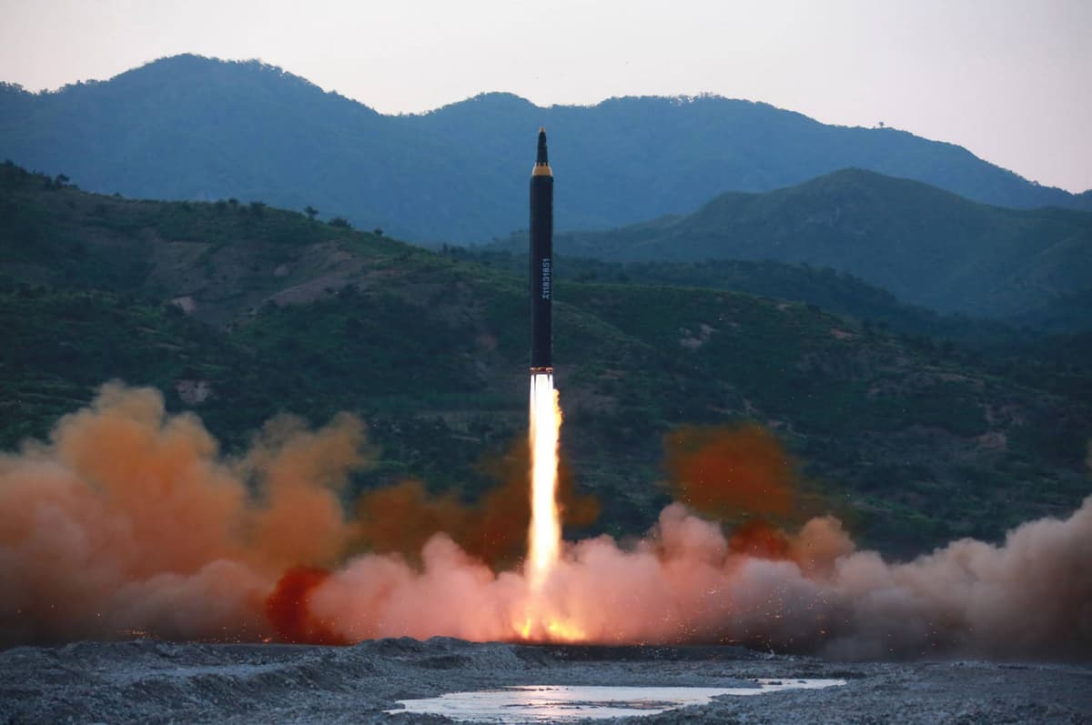 Şimoliy Koreya uzoq masofali ballistik raketa uçirdi