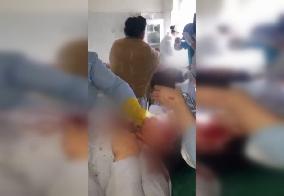 Самарқанддаги шифохонада ҳамкасбларини чойнак билан урган тиббиёт ходимига жиноят иши қўзғатилди 
