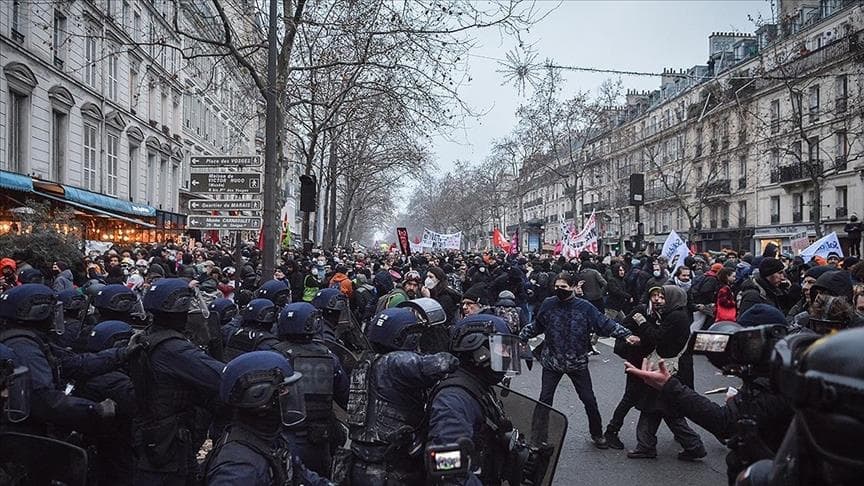 Более миллиона человек во Франции вышли на протесты против пенсионной реформы