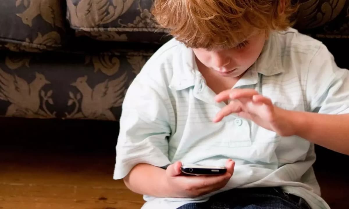 Bolalarni tinchlantirish uchun smartfon berilishi noto‘g‘ri ekani tushuntirildi 
