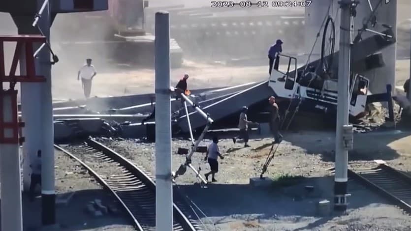 В Ташкенте обрушились пять балок строящегося путепровода