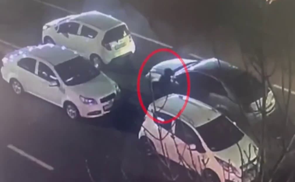 Автомобильные воры украли 307 миллионов из автомобиля, припаркованного у мечети — видео