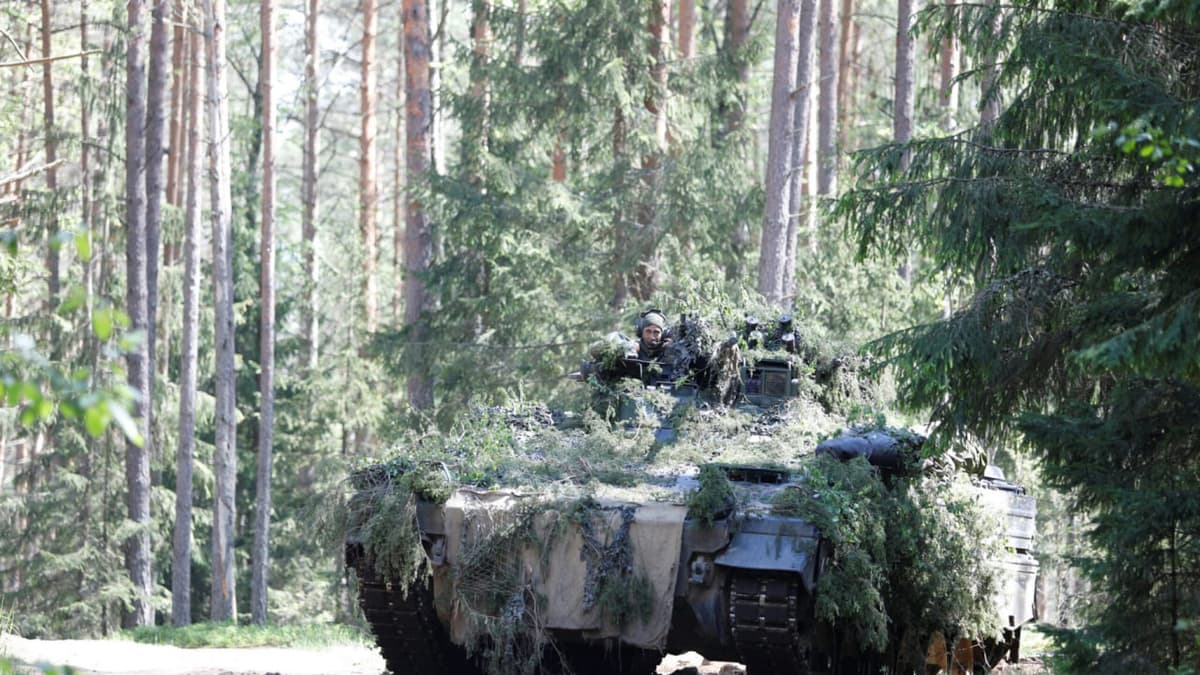 Fransiya Ukrainaga tanklar, zirhli transport va havo hujumidan mudofaa tizimlarini beradi