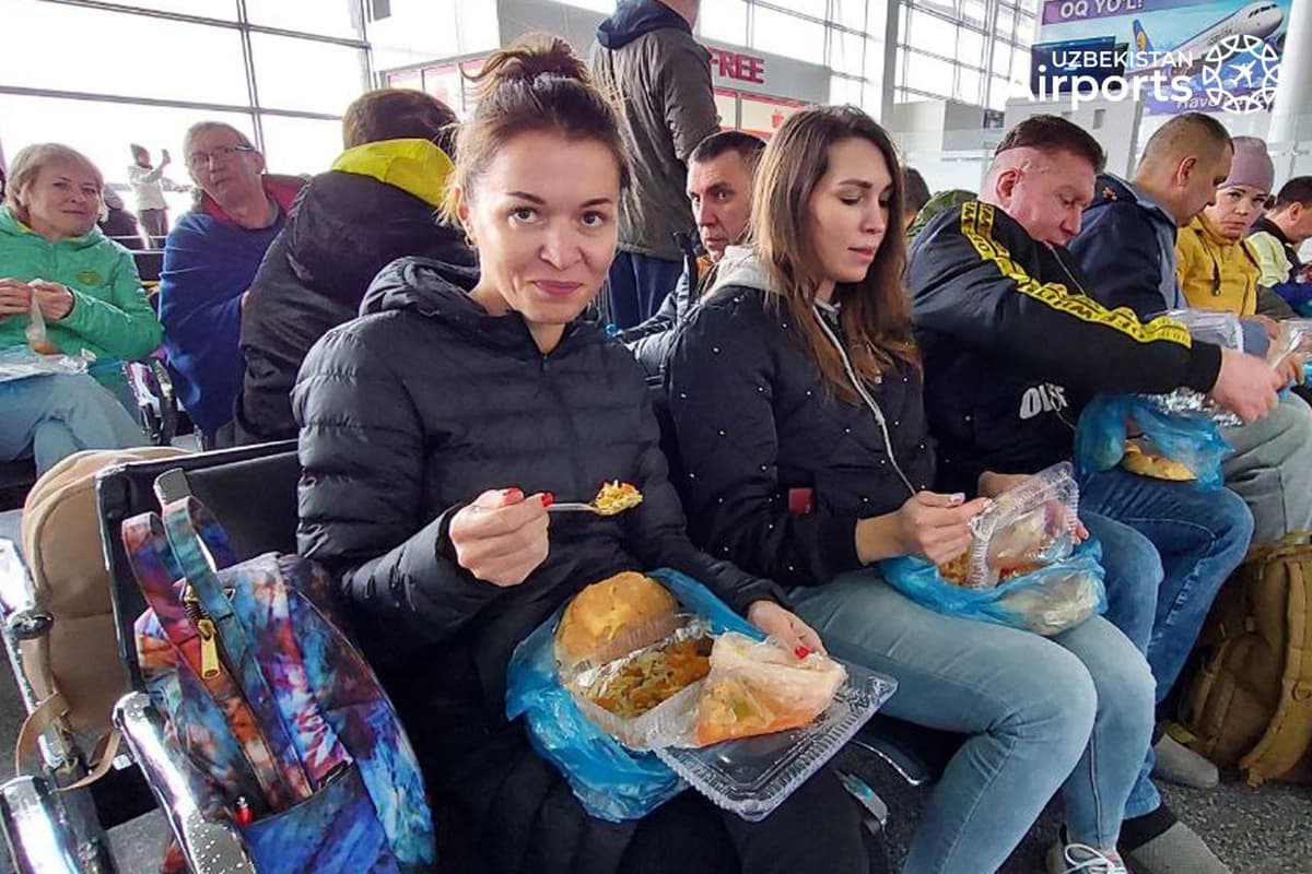 Foto: Termiz aeroportiga favqulodda qo‘ngan samolyot yo‘lovchilariga osh tarqatildi
