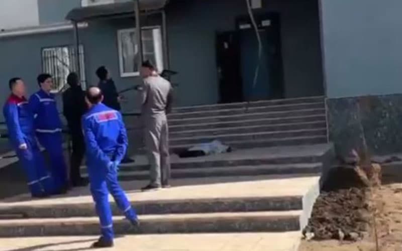 В Карши студент разбился насмерть, спрыгнув с многоэтажного дома