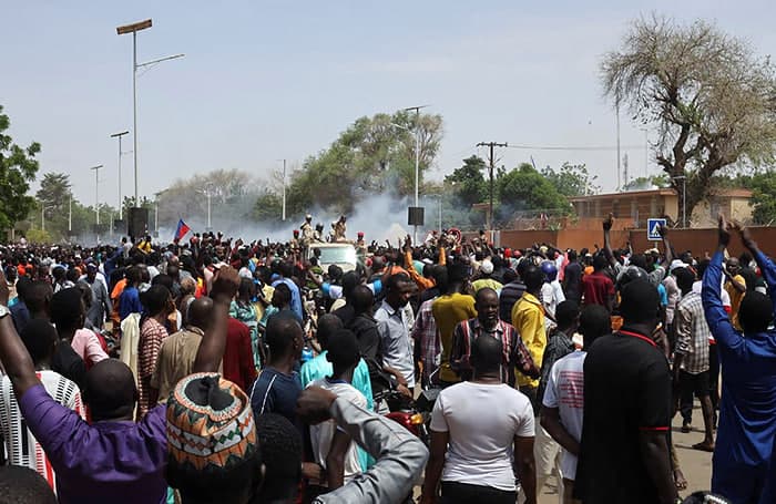 Jahon hamjamiyati Nigerda to‘ntarish uyushtirganlarga bosimni kuchaytirmoqda
