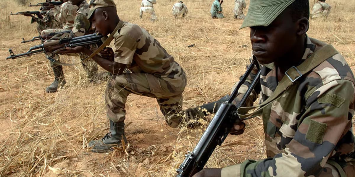 Afrika mamlakatlari Nigerning ag‘darilgan prezidentini hokimiyatga qaytarish uchun 25 ming harbiy yubormoqchi