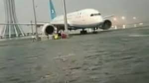 Затопленный аэропорт Пекина с самолетами в воде попал на видео