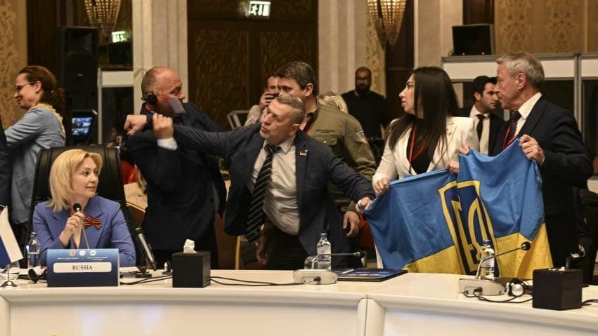 Туркиядаги парламент саммитида украиналиклар ва руслар жанжаллашди 