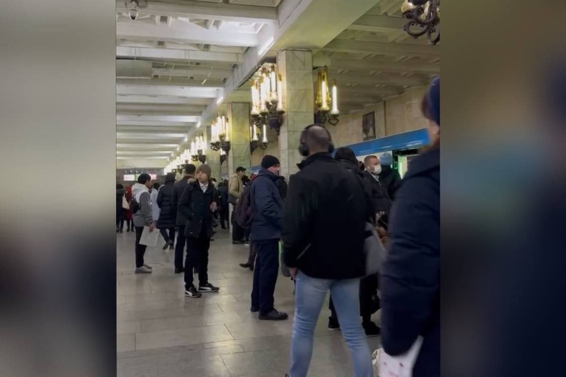 Nosozlik sabab “Pushkin” metro bekatiga kirib kelgan poyezd to‘xtab qolgan