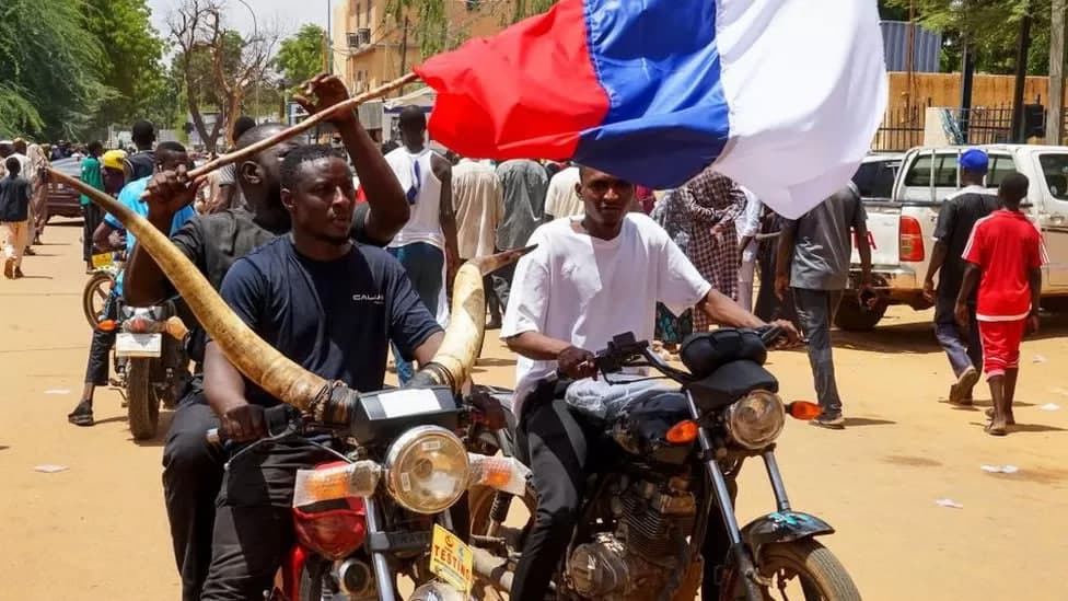 Nigerdagi davlat to‘ntarishi: qo‘shni mamlakatlar qo‘shin kiritish bilan tahdid qilmoqda