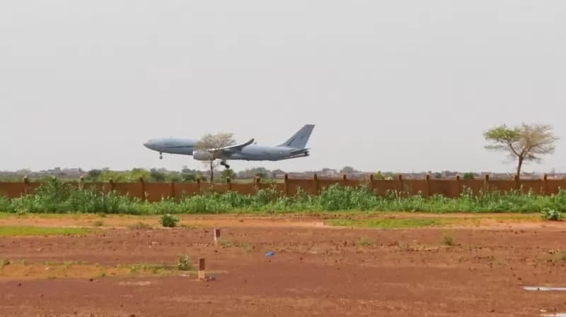 Fransiya o‘z fuqarolarini Nigerdan evakuatsiya qila boshladi. Mamlakatda fuqarolar urushi boshlanishi mumkin