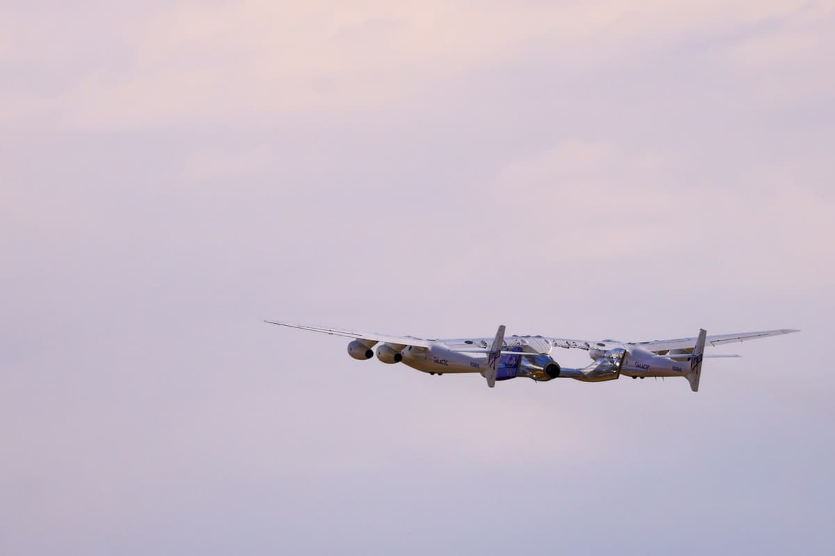 Virgin Galactic космолети биринчи тижорат парвозини амалга оширди
