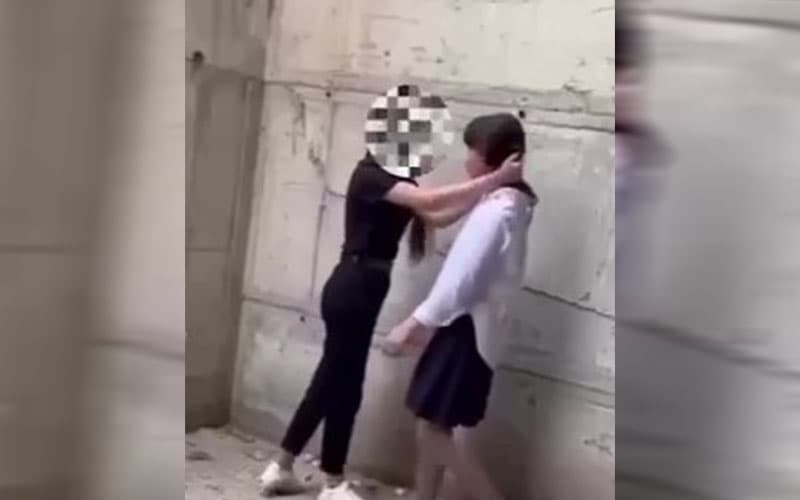 В Ташкенте группа старшеклассниц избила младшую школьницу