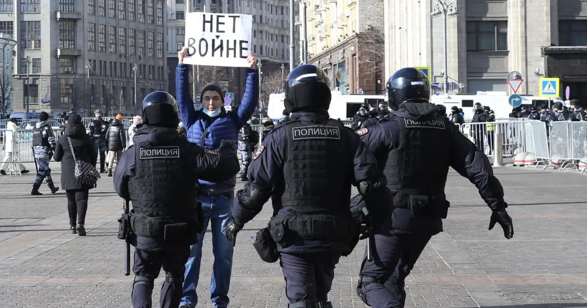 Amnesty: 21 мингдан ортиқ россиялик урушни танқид қилгани учун жазоланди
