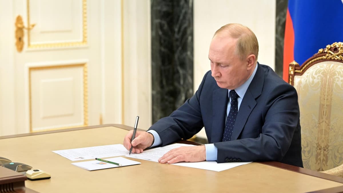 Putin Rossiyaning SHQShdagi ishtirokini to‘xtatdi