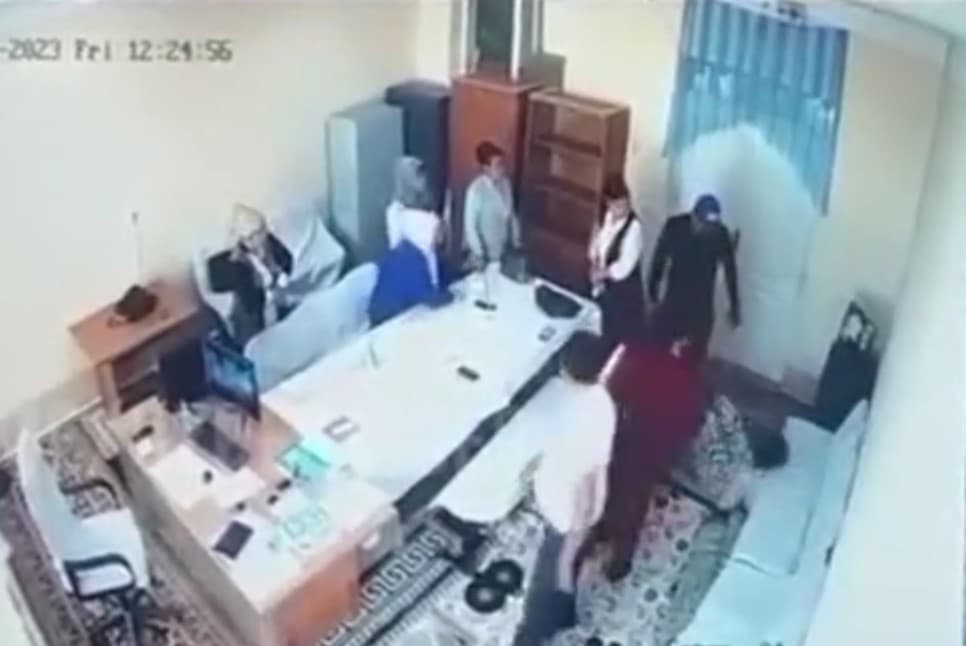 Surxondaryoda o‘qituvchi ayollarni do‘pposlagan erkakka hukm o‘qildi