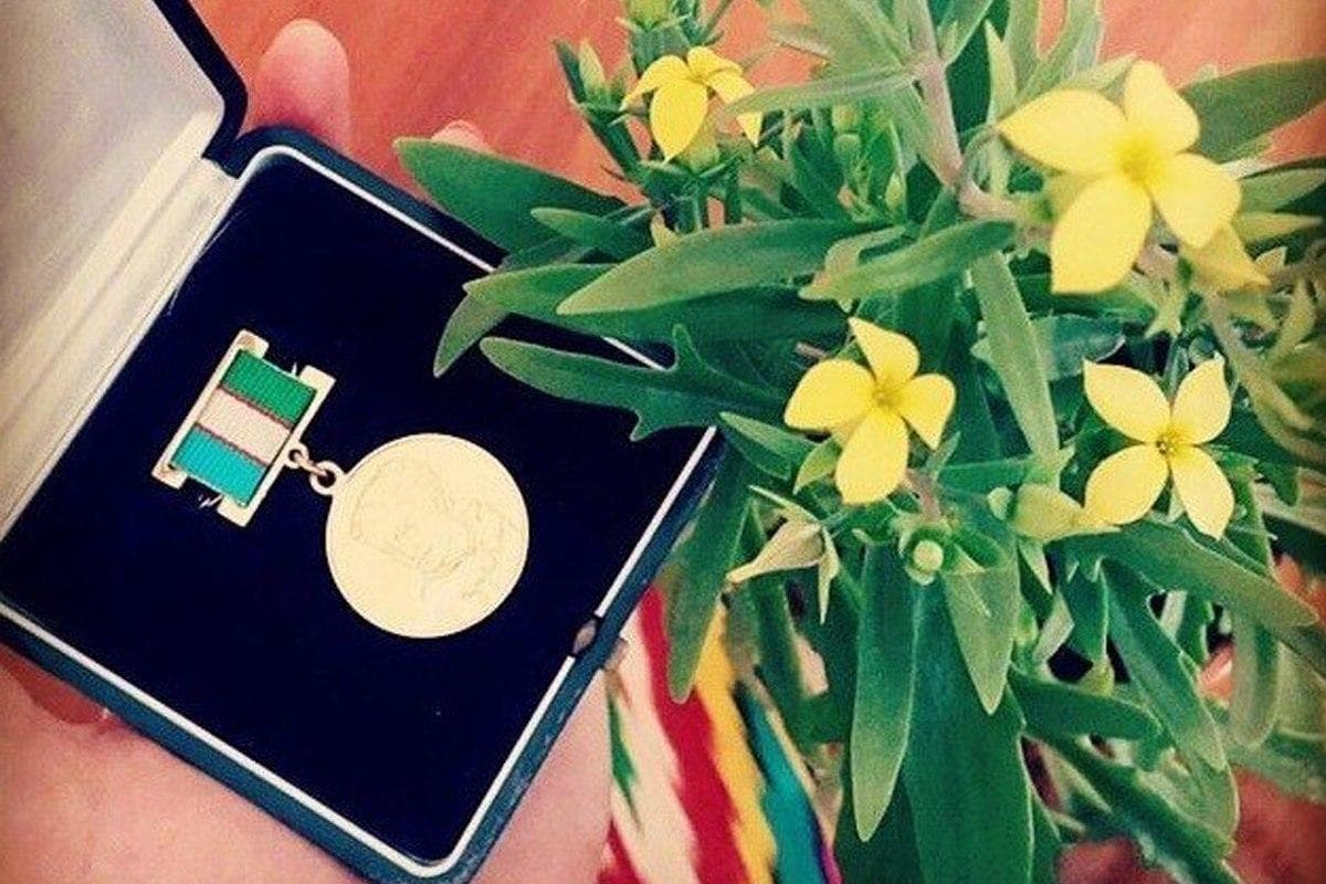 Мирзиёев наградил одаренных девушек премией имени Зульфии 