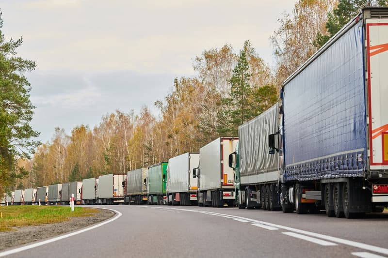 Polşa Belarus bilan çegarada yuk maşinalari harakatini çekladi
