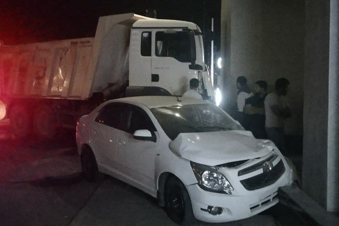 Sergelida ikki yuk mashinasi va Cobalt to‘qnashdi