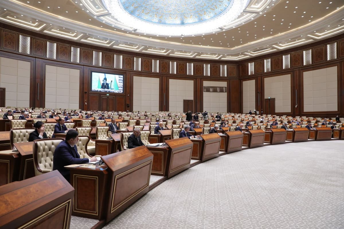 Устанавливается ответственность за воспрепятствование деятельности медиков и педагогов 