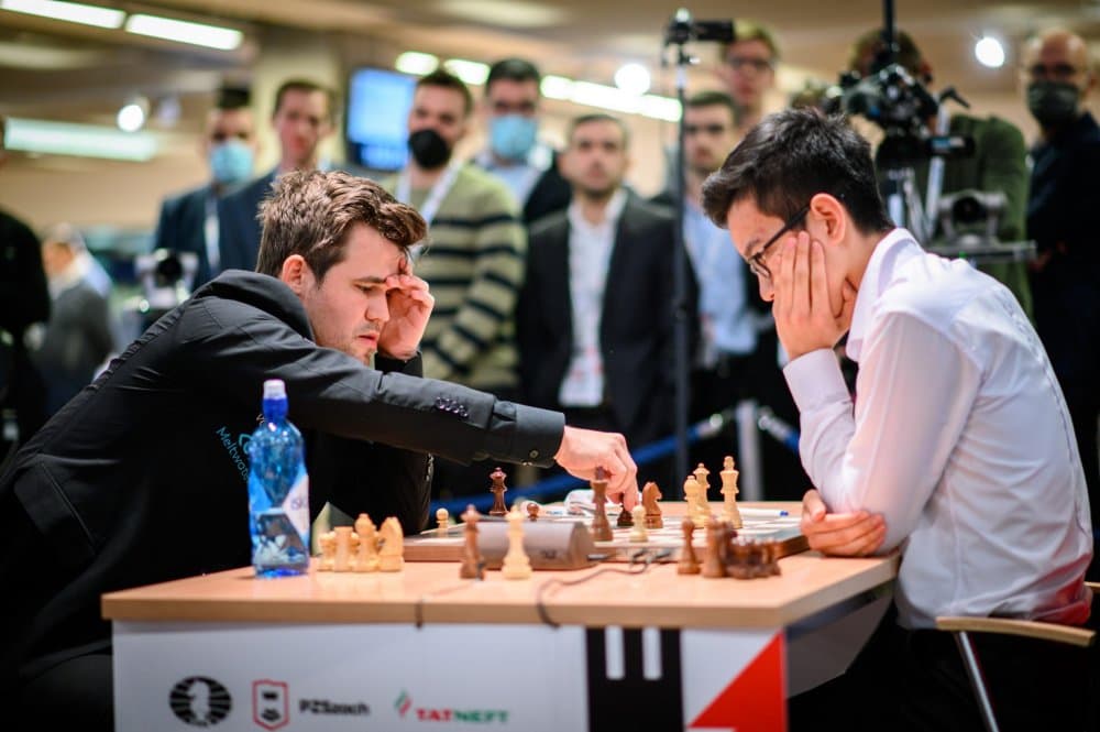 17 yoshli Nodirbek Abdusattorov amaldagi jahon chempioni Magnus Karlsenni mag‘lub etdi