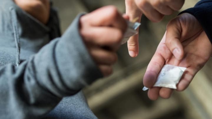 Urgutda giyohvand modda sotgan maktab direktori 10 yilga qamaldi 
