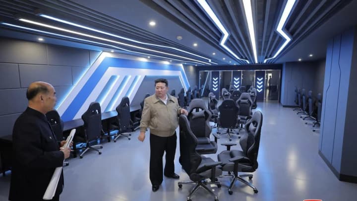 Kim Chen In Shimoliy Koreyada ilk kompyuter o‘yinlari klubini ochib berdi