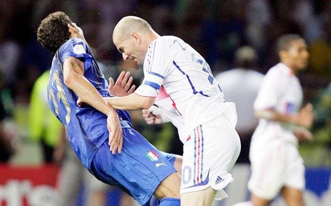 Zidandan, Djyekogacha. Futbol tarixidagi bema'ni harakatlar tufayli olingan qizil kartochkalar
