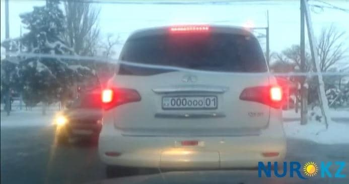 Chimkent ko‘chalaridagi noodatiy davlat raqamiga ega avtomobil