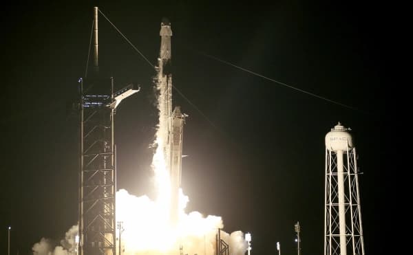 SpaceX ракетасининг парчаси Ойга қулади